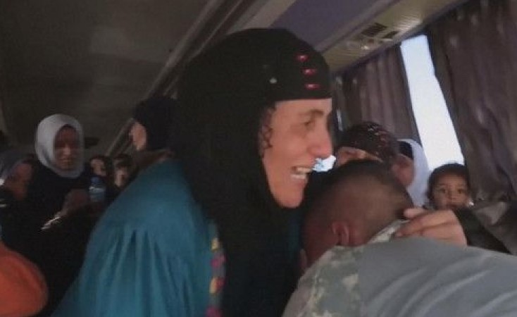 مشهد مؤثر لجندي عراقي يجد والدته صدفة في قافلة للنازحين