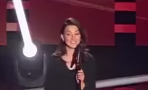 فيديو رائع.. إبنة أحد الحكام تشارك في Thevoice.. شاهدوا رد فعله بعد رؤيتها!