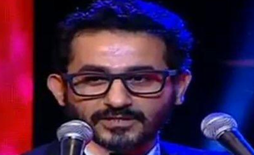 بالفيديو.. أحمد حلمي تنتابه موجة بكاء و يهدي تكريمه بمهرجان القاهرة للساحر