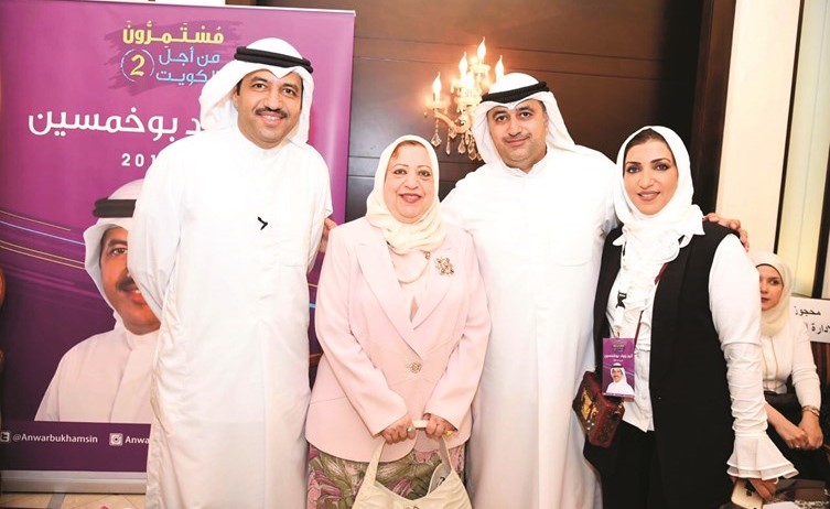 أنور وأسامة ووالدتهما أم عماد بوخمسين وهدى بوخمسين ﻿
