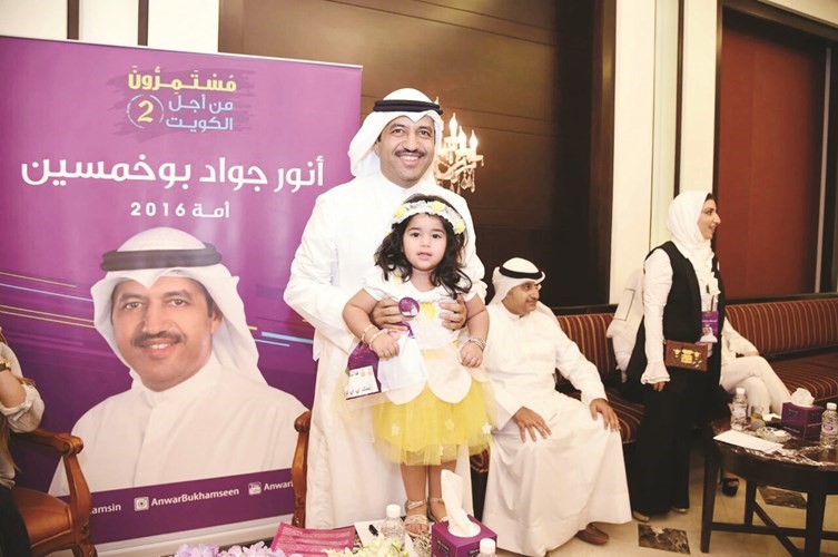 انور بوخمسين مع احدى ناخبات المستقبل﻿