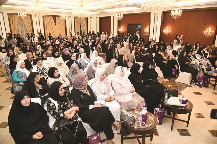 ناخبات الدائرة الثانية يستمعن لحديث مرشح الدائرة انور جواد بوخمسين﻿