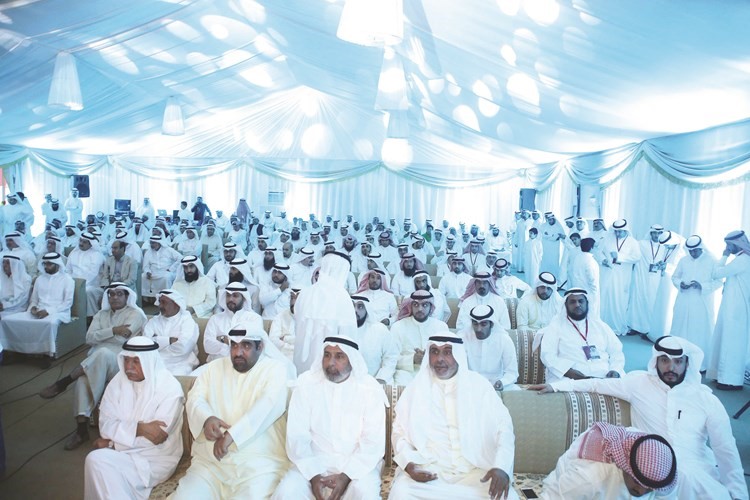 الحضور خلال افتتاح المقر الانتخابي لمرشح الدائرة الأولى النائب والوزير السابق عيسى الكندري﻿