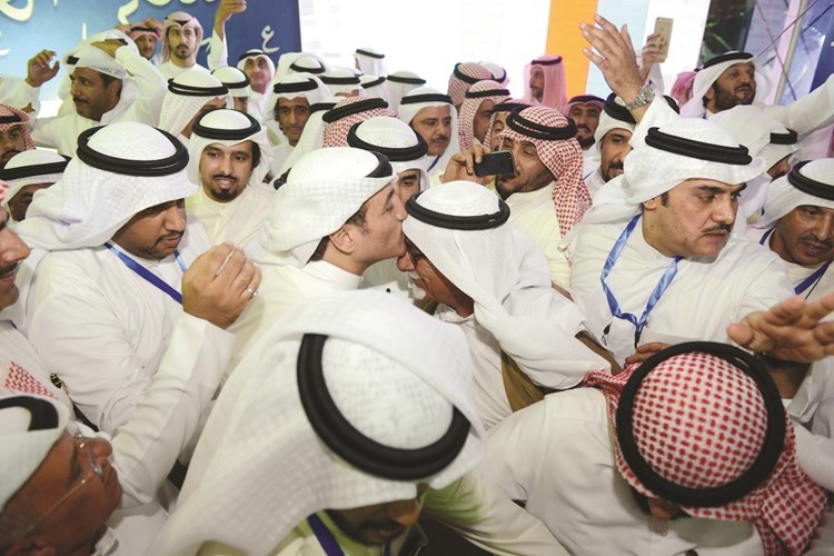 عسكر يضع قبلة على رأس احد كبار السن﻿