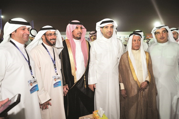 الرويعي يتوسط عددا من الناخبين﻿
