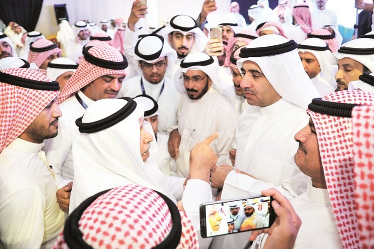 ابناء الدائرة الثانية يلتفون حول د.عودة الرويعي﻿