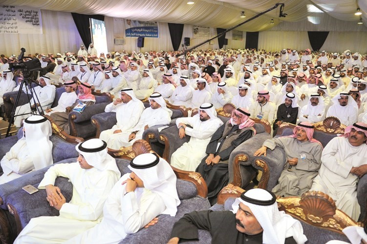 ناخبو الدائرة الثانية في مقر مرشح الدائرة الثانية النائب السابق د.عودة الرويعي﻿