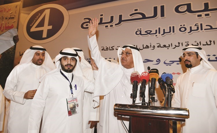 نائب رئيس مجلس الأمة السابق ومرشح الدائرة الرابعة مبارك الخرينج متحدثا إلى الحضور ﻿
