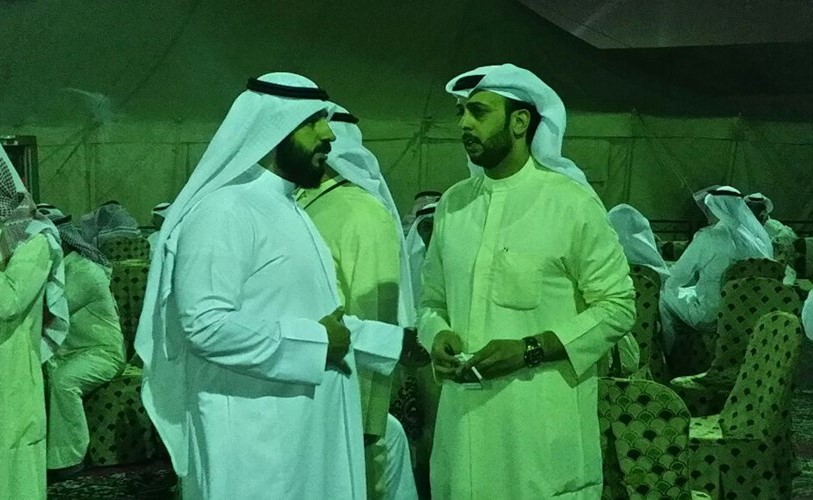 فيصل الخالدي في حوار مع أحد الناخبين﻿