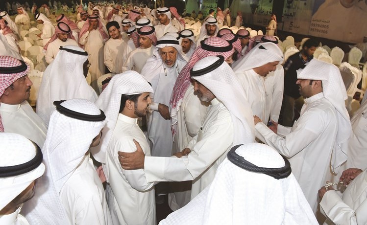 بادي الدوسري بين ابناء الدائرة﻿