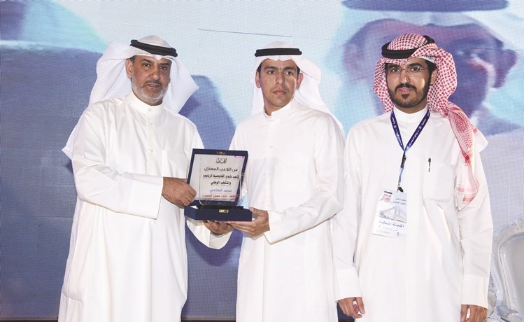 لاعب ألعاب القوى المعتزل محمد العازمي يهدي بادي الدوسري درعا تذكارية﻿