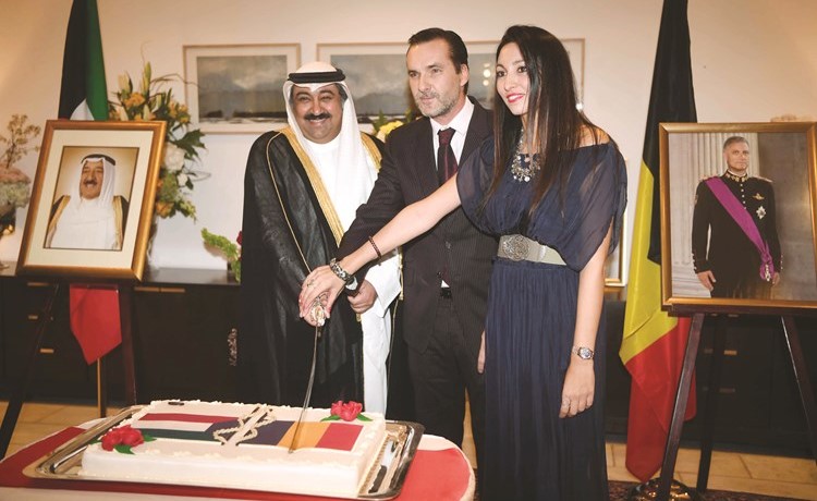 وليد الخبيزي يشارك السفير البلجيكي وحرمه قطع كعكة الاحتفال	(محمد هاشم)﻿