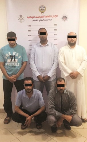 المتهمون الخمسة ﻿