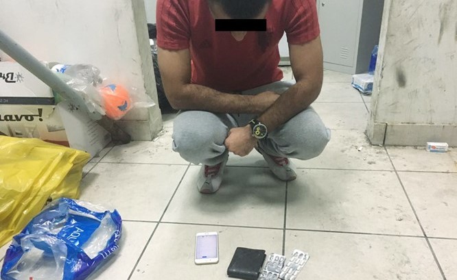 البدون وأمامه حبوب الاسترخاء﻿