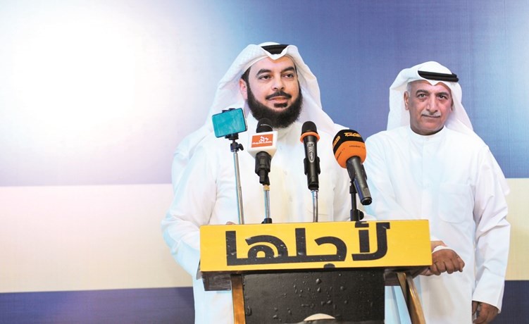 النائب السابق ومرشح الدائرة الثانية د.جمعان الحربش وبجانبه شعيب المويزري	(هشام كامل)﻿