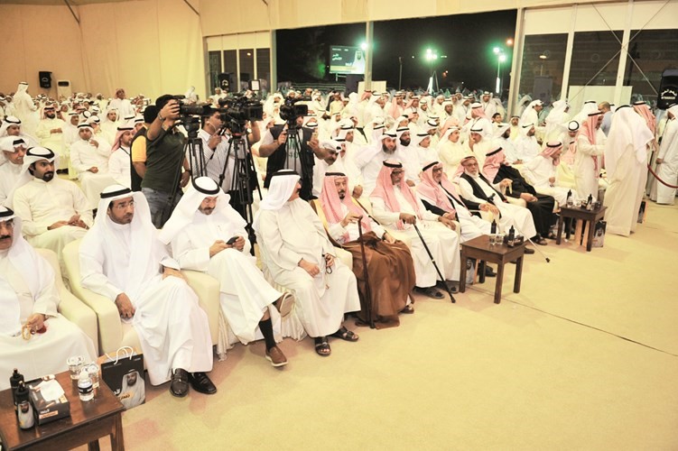 الحضور خلال افتتاح المقر الانتخابي للنائب السابق ومرشح الدائرة الثانية د.جمعان الحربش﻿