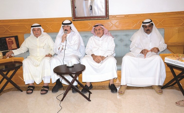 مرشح الدائرة الخامسة محمد خالد الهاجري متحدثا خلال الندوة ﻿