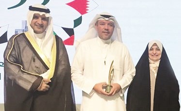 جمال البراك متسلما التكريم﻿