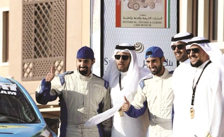 رئيس لجنة الراليات بنادي باسل الصباح الشيخ عذبي النايف بصحبة المتسابقين مشاري ومبارك الظفيري في مناسبة سابقة﻿