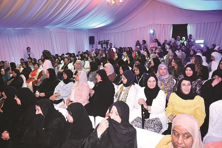 متابعة من الحاضرات خلال الندوة﻿
