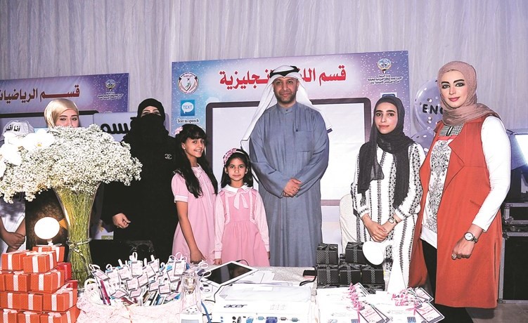 جاسم بوحمد خلال أحد أجنحة المعرض	(زين علام)﻿
