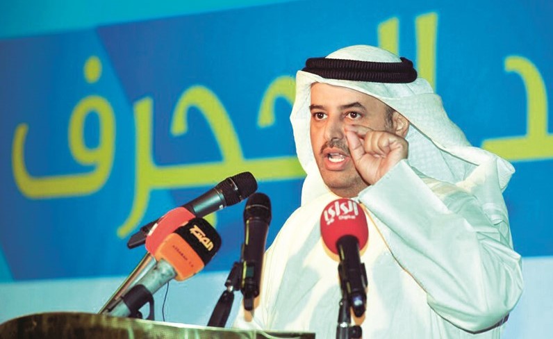 مرشح الدائرة الرابعة مبارك الحجرف متحدثا خلال الندوة﻿