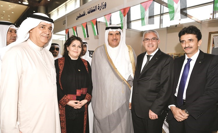 الحمود واليوحة والسفيرالفلسطيني عند جناح وزارة الثقافة الفلسطينية ﻿