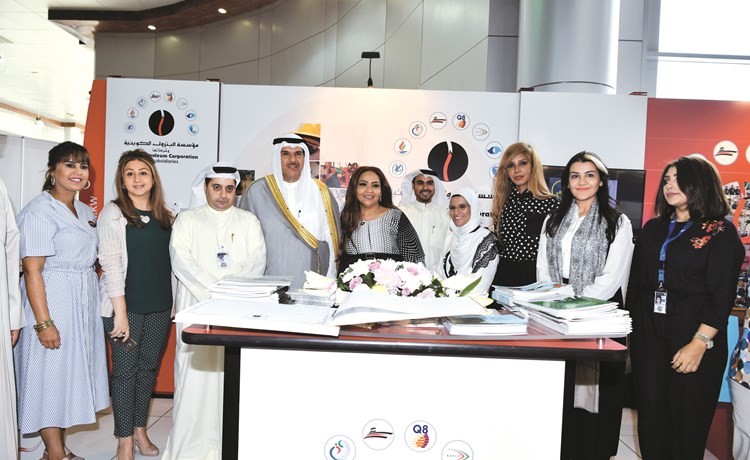 الشيخ سلمان الحمود في جناح مؤسسة البترول وتبدو موضي عادل المرزوق﻿