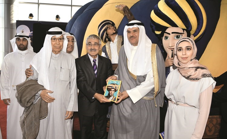الوزير الحمود يتسلم تكريما من د.عدنان شهاب الدين﻿