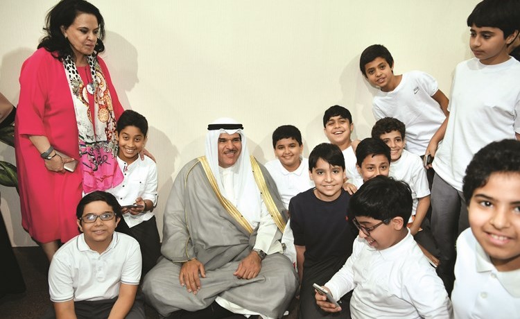الشيخ سلمان الحمود مع فاطمة الأمير وعدد من الطلبة في جناح مكتب الشهيد ﻿