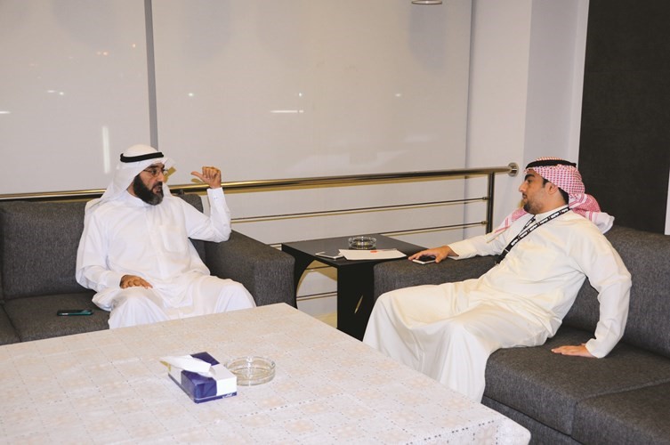 مرشح الدائرة الأولى خالد فهد الفيلكاوي متحدثا للزميل سلطان العبدان	(يوسف كريم) ﻿