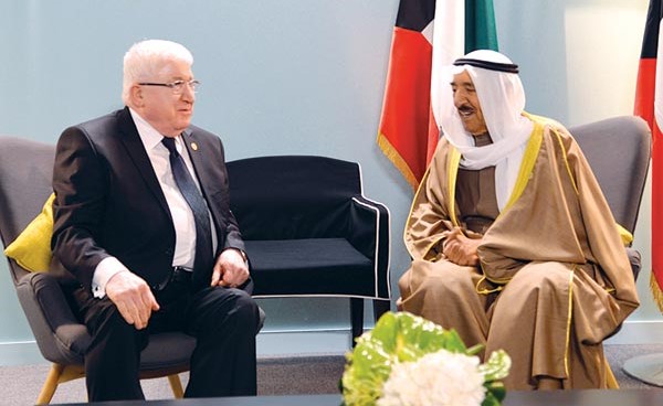 صاحب السمو الأمير الشيخ صباح الأحمد مستقبلا الرئيس العراقي فؤاد معصوم