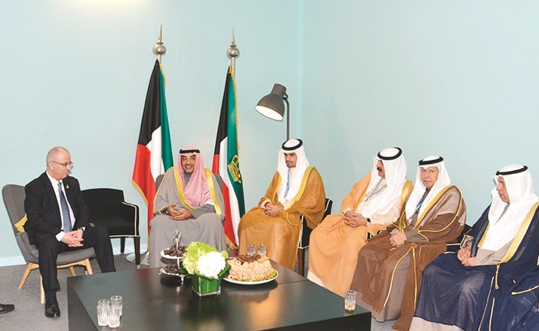  الشيخ صباح الخالد لدى لقائه رئيس الوزراء الفلسطيني رامي الحمدالله ﻿