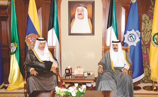 سمو نائب الأمير وولي العهد الشيخ نواف الأحمد مستقبلا سمو رئيس الوزراء الشيخ جابر المبارك﻿