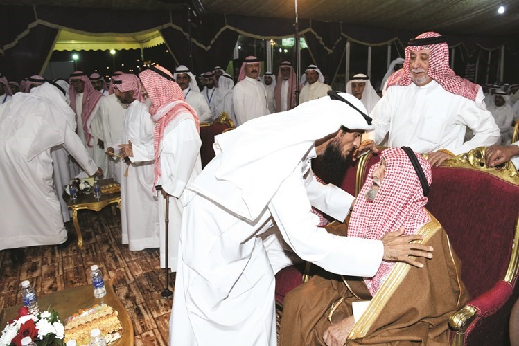 المحيلبي يقبل راس احد كبار السن﻿