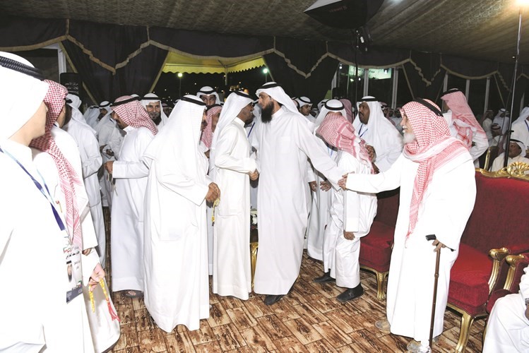 ابناء الدائرة الخامسة يحيطون بجابر المحيلبي﻿