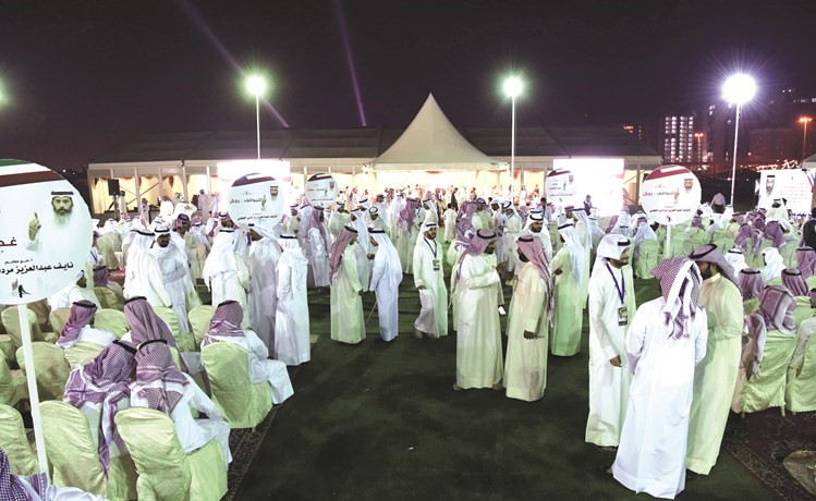 عدد من ابناء الدائرة الخامسة خلال الندوة﻿