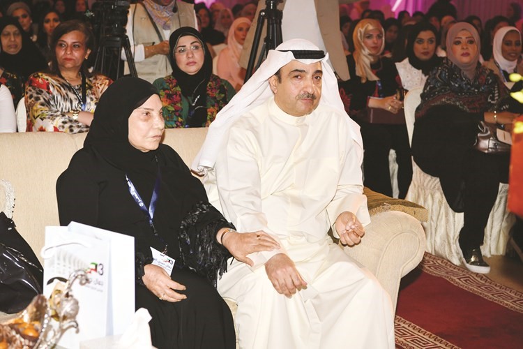 جمال العمر ووالدته خلال الندوة ﻿