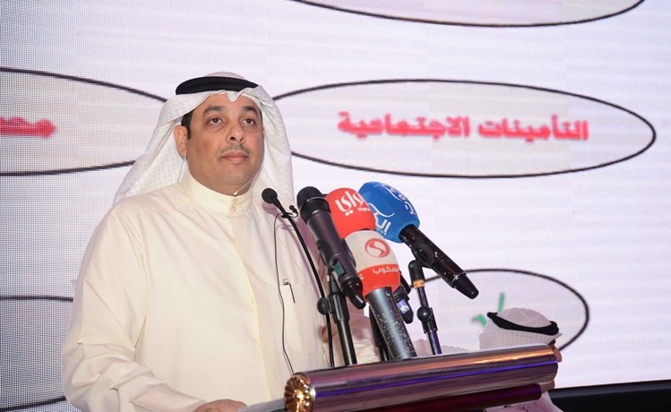 مرشح الدائرة الثالثة النائب والوزير السابق يعقوب الصانع متحدثا إلى ناخبيه	(احمد ابوعطية)﻿