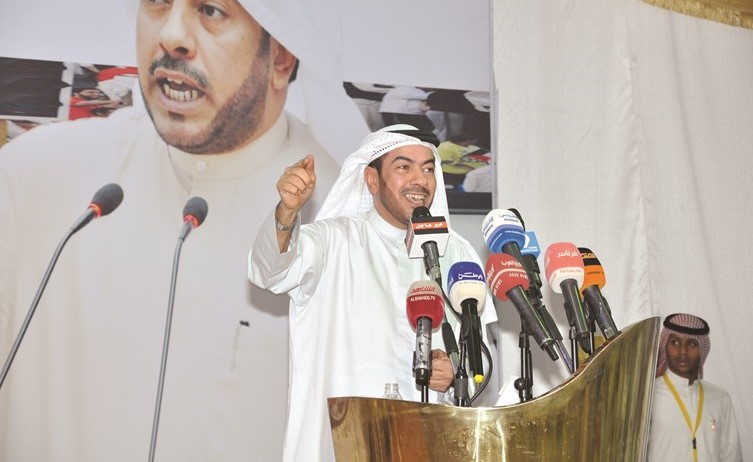 مرشح الدائرة الرابعة النائب السابق علي الدقباسي خلال ندوته	(زين علام)﻿