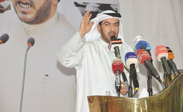 مرشح الدائرة الرابعة النائب السابق علي الدقباسي متحدثا ﻿