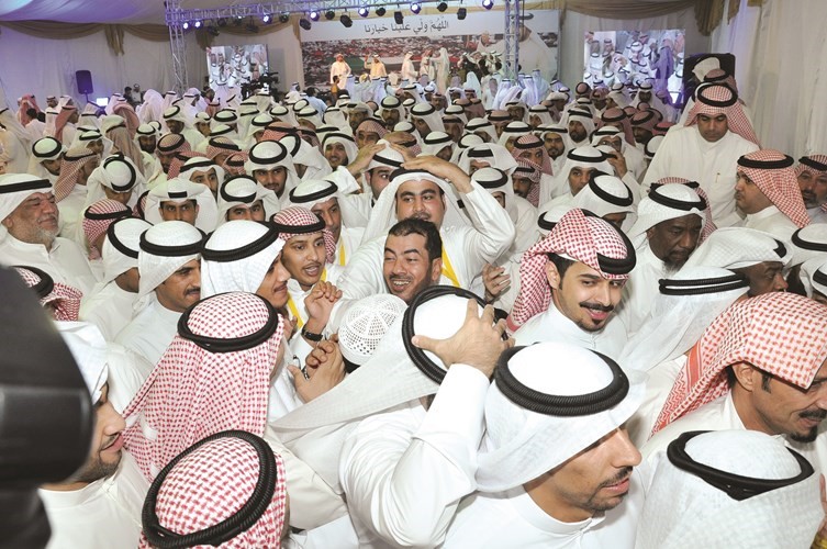 جموع من الناخبين تحيط بالدقباسي﻿