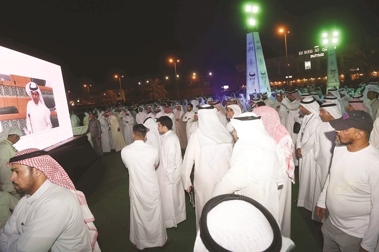 الناخبون خارج مقر الكندري﻿