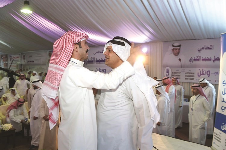 أحد مناصري الكندري يضع عقاله على رأسه﻿