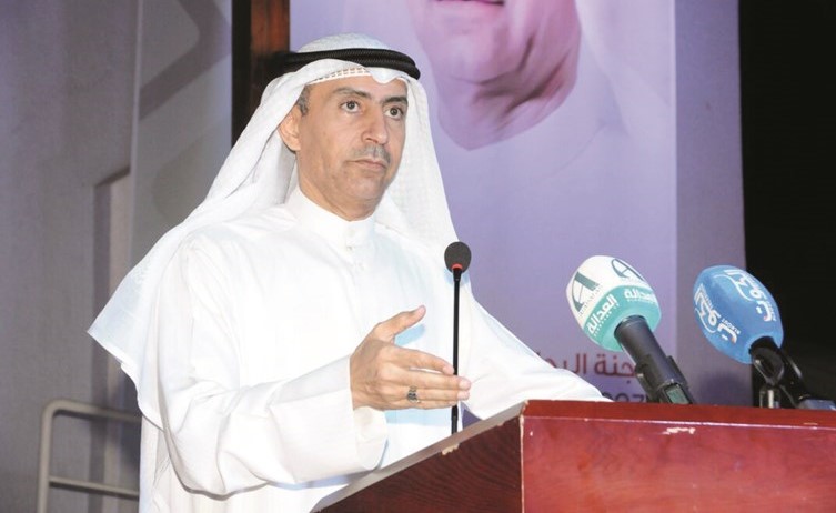  مرشح الدائرة الثالثة داود العميري متحدثا خلال الندوة﻿