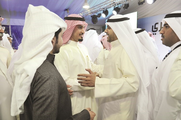 مرشح الدائرة الثالثة محمد الجبري في حوار مع أحد الناخبين﻿