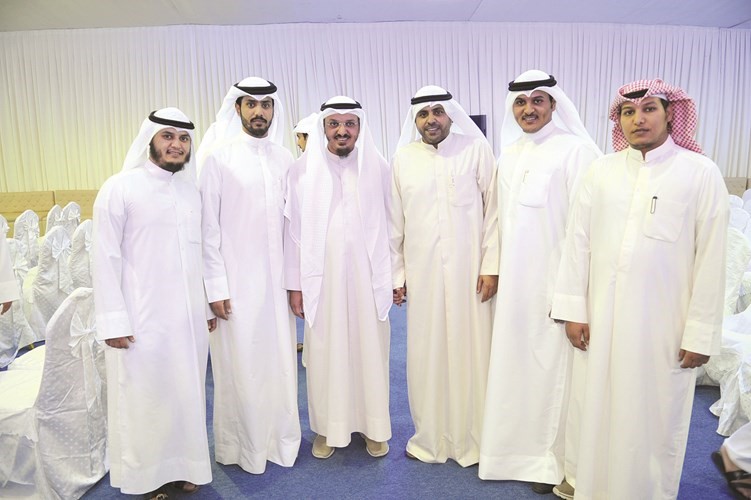 محمد الجبري ود.عبدالله الشريكة يتوسطان عددا من الناخبين﻿