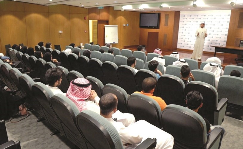 جانب من لقاء بيتك مع بعض طلبة الهندسة﻿