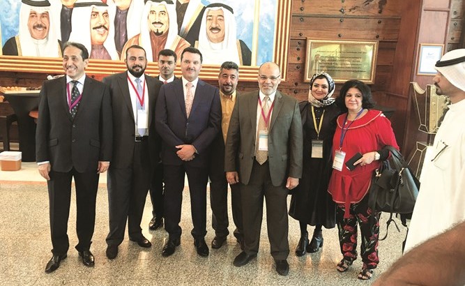 د.جمال الحربي وعدد من الحضور على هامش المؤتمر﻿
