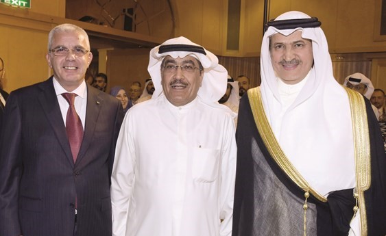 السفير ضاري العجران والسفير الفلسطيني رامي طهبوب مع نائب رئيس التحرير الزميل عدنان الراشد﻿